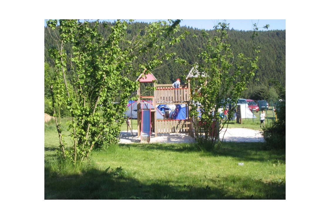 Wohnmobilstellplatz: Kinderspielplatz auf große Panoramawiese - Campingplatz Hof Biggen