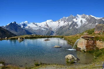 Wohnmobilstellplatz: Kreuzbodensee oberhalb Saas-Grund mit Blick auf die Mischabelkette - Stellplatz Saas-Fee