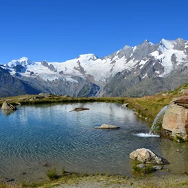 Wohnmobilstellplatz: Kreuzbodensee oberhalb Saas-Grund mit Blick auf die Mischabelkette - Stellplatz Saas-Fee