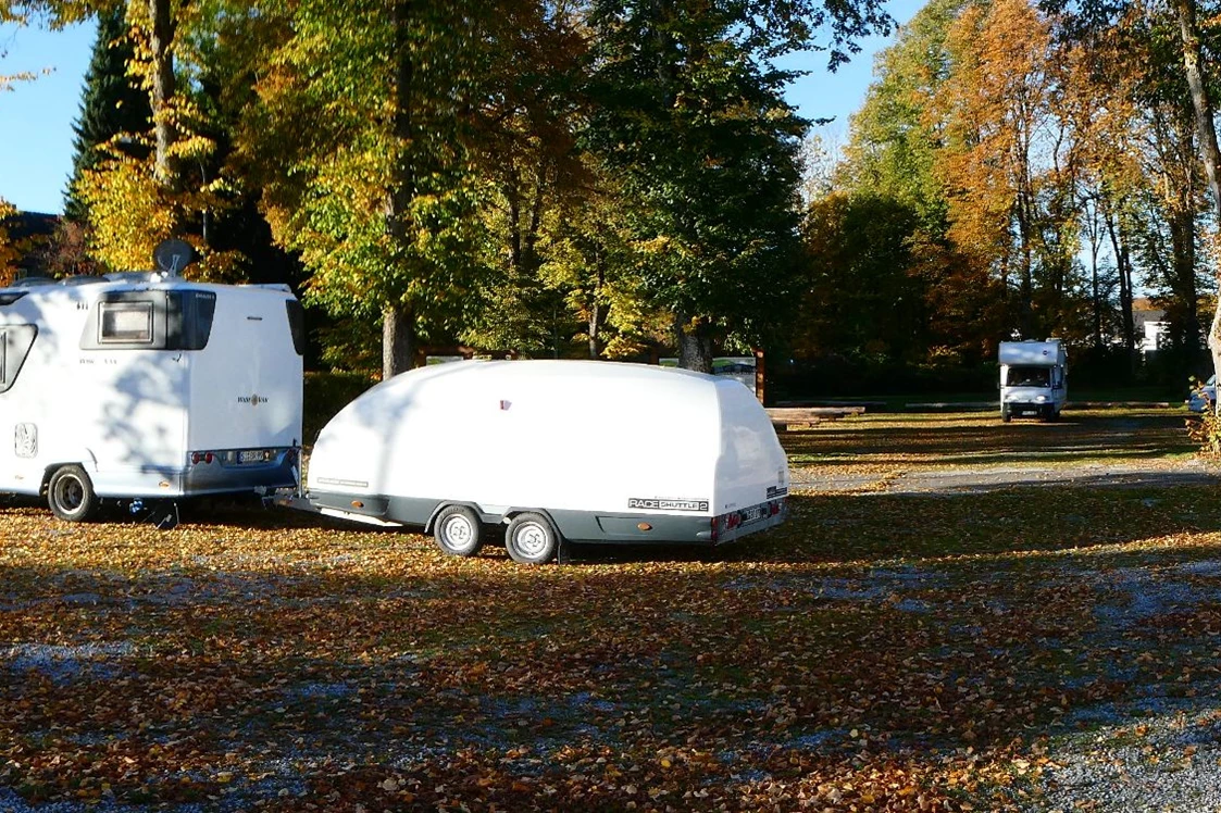 Wohnmobilstellplatz: Große Fahrzeuge können auch dem angegliederten Parkplatz stehen. - Wohnmobilhafen Brilon