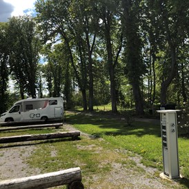 Wohnmobilstellplatz: Blick auf kleinen Park mit altem Baumbestand§. - Wohnmobilhafen Brilon