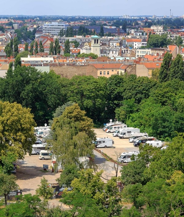Wohnmobilstellplatz: Der Blick vom Hochbunker im Humboldthain direkt gegenüber des Stellplatzes. - Wohnmobil-Oase-Berlin