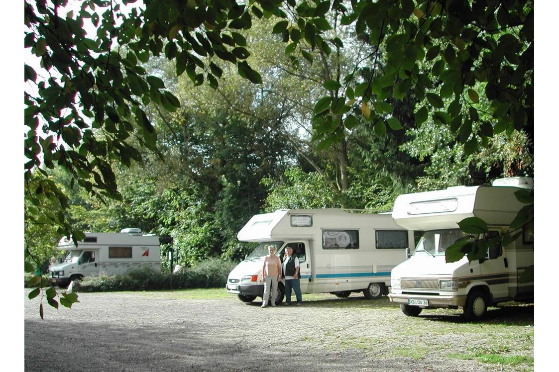 Wohnmobilstellplatz: Stellplatz vorn und Entsorgungsstation - Camping-und Ferienpark Teichmann