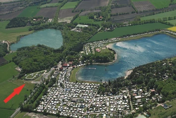 Wohnmobilstellplatz: Aus der Luft fotografiert  - Stellplatz am Bernsteinsee