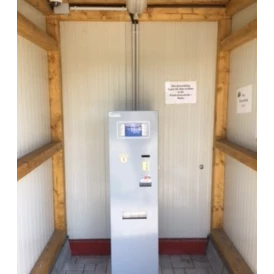 Wohnmobilstellplatz: Der Check-IN Automat. Hier können Sie zu jeder Zeit anreisen und bezahlen. Nach dem bezahlen wird Ihnen eine Karte von dem Automaten augehändigt womit Sie Strom, Wasser und Duschen und die Toiletten benutzen können.  - Stellplatz am Bernsteinsee