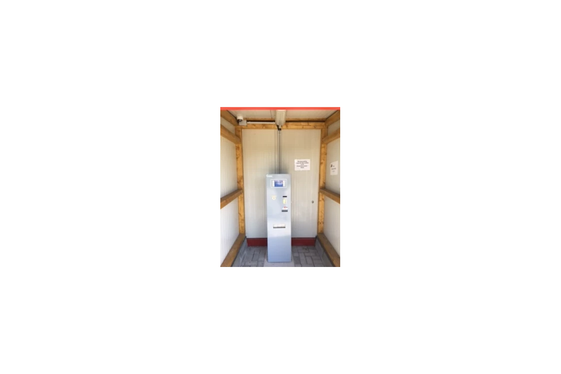 Wohnmobilstellplatz: Der Check-IN Automat. Hier können Sie zu jeder Zeit anreisen und bezahlen. Nach dem bezahlen wird Ihnen eine Karte von dem Automaten augehändigt womit Sie Strom, Wasser und Duschen und die Toiletten benutzen können.  - Stellplatz am Bernsteinsee