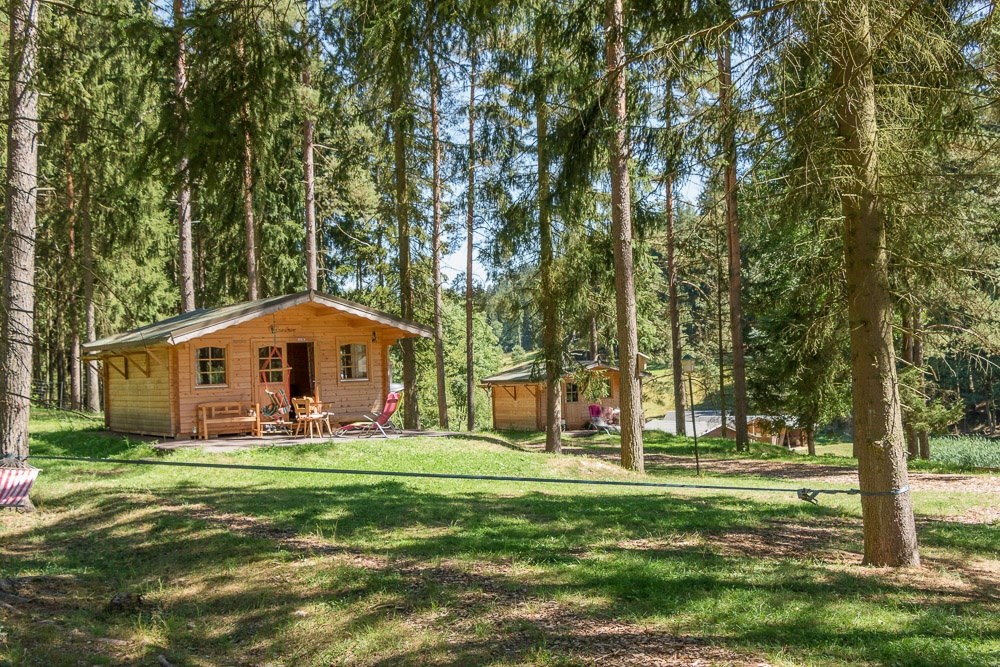 Wohnmobilstellplatz: Scheunendorf mit 4 urigen Holzhütten - Gläserner Bauernhof 