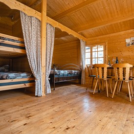 Wohnmobilstellplatz: Größere Holzhütte für bis zu 6 Personen - Vogtlandcamping