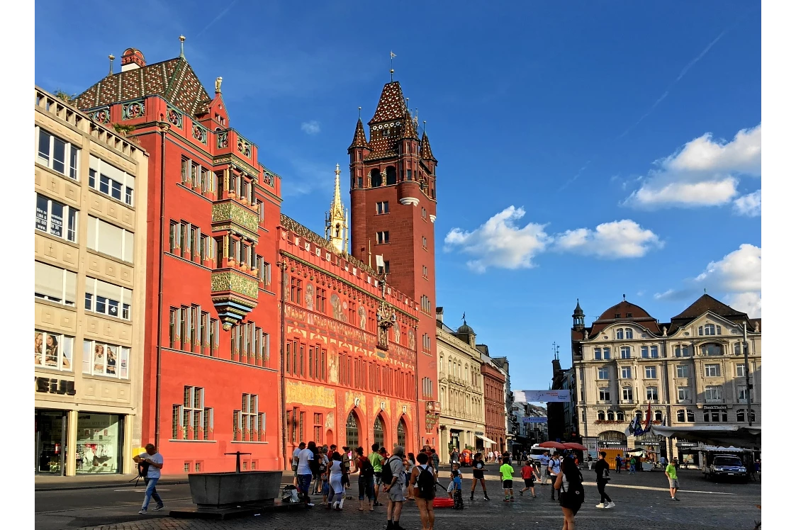 Wohnmobilstellplatz: Basel-City, rotes Rathaus - Wohnmobil-Stellplatz Lörrach-Basel