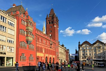 Wohnmobilstellplatz: Basel-City, rotes Rathaus - Wohnmobil-Stellplatz Lörrach-Basel