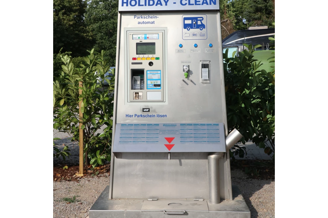 Wohnmobilstellplatz: Check-in 365 Tage / 24 h am Automaten. Bezahlung mit Münzen oder Maestro Karte (EC). - Wohnmobil-Stellplatz Lörrach-Basel