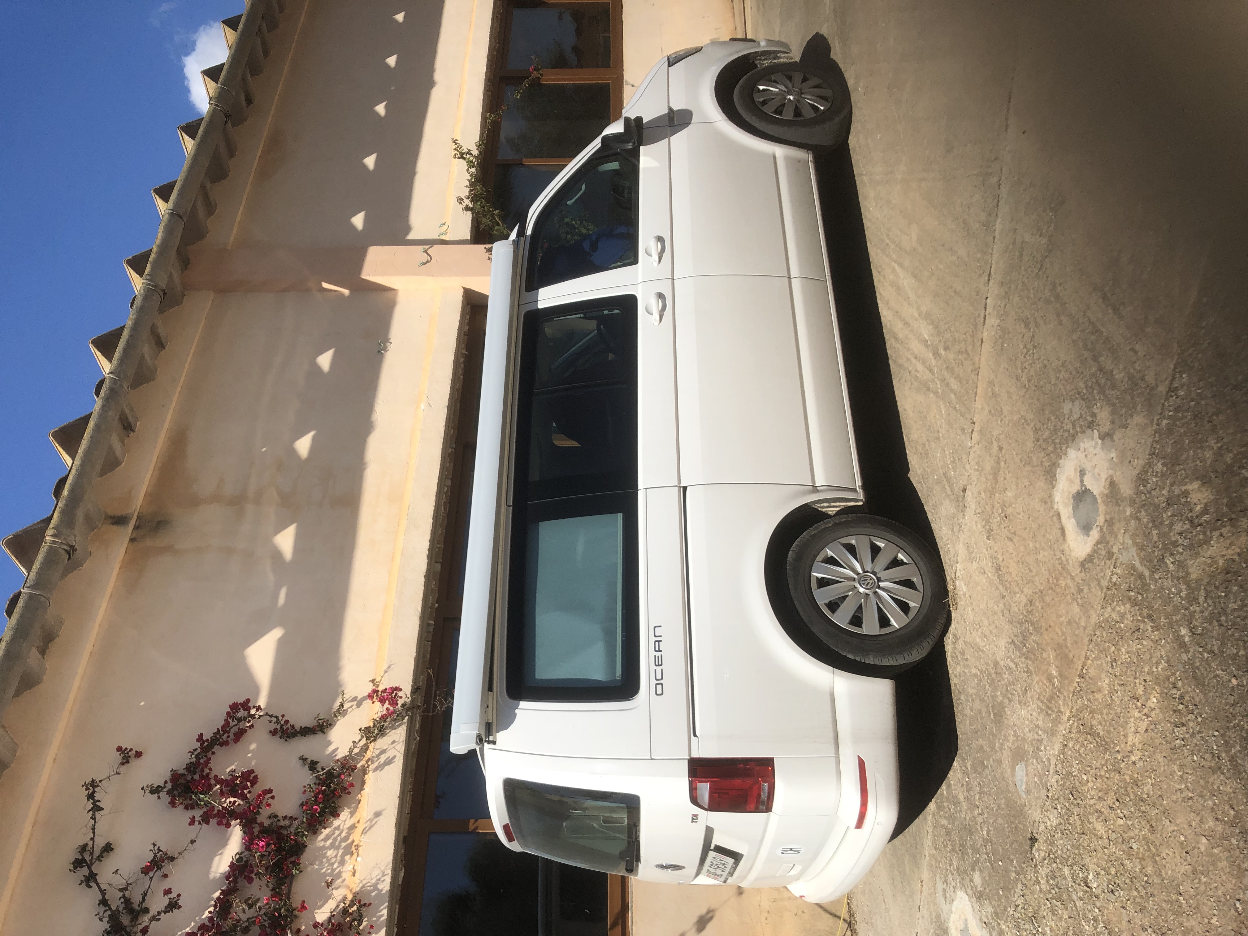 Reisemobilstellplatz - Llucmajor - Stellplatz, ,mobile stehen vor einer Halle  - Agroturismo Fincahotel Son Pou Felanitx