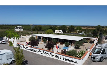 Wohnmobilstellplatz: Salle de convivialité            
 aire de jeux pour enfants
jeux de boules - Aire naturelle du Moulin de l'Espagnac