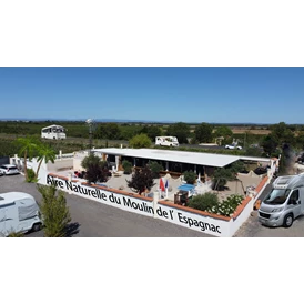 Wohnmobilstellplatz: Salle de convivialité            
 aire de jeux pour enfants
jeux de boules - Aire naturelle du Moulin de l'Espagnac