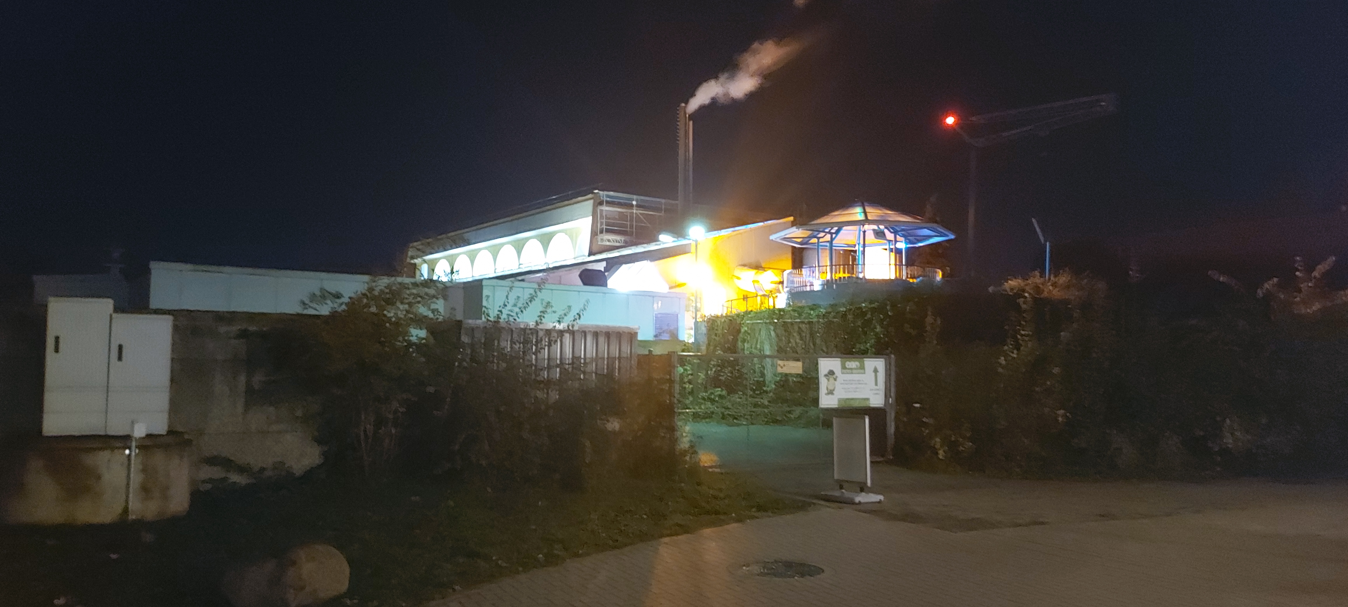 Wohnmobilstellplatz: Freibad bei Nacht - Wohnmobilstellplatz Celle