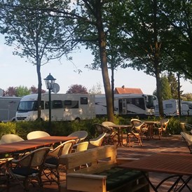 Wohnmobilstellplatz: Unser Stellplatz aus Sicht des Biergartens vom Restaurant. - Camping- und Stellplatz Westerstede