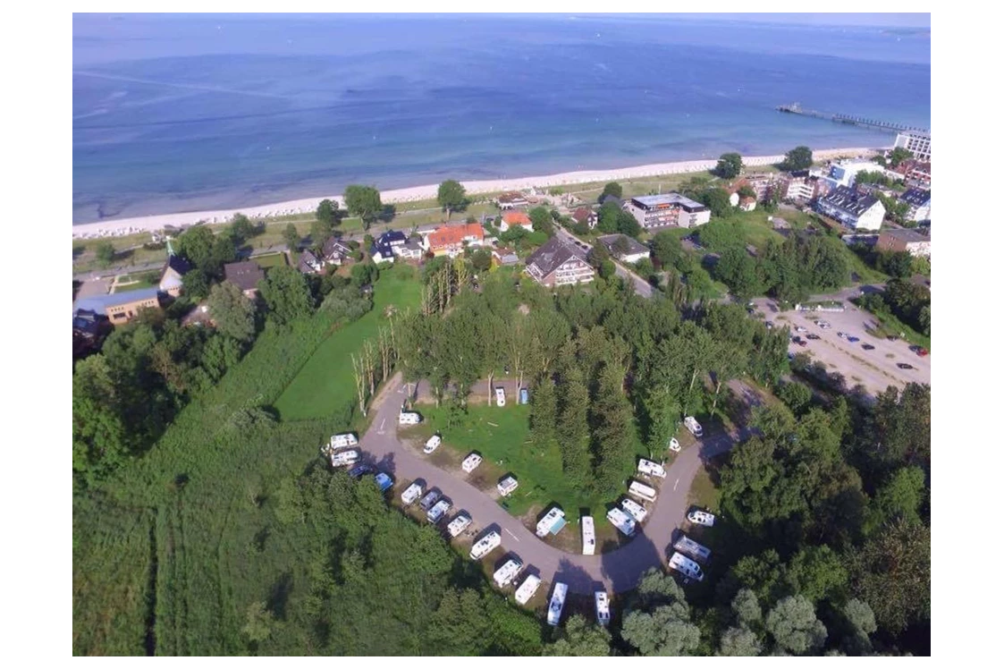 Wohnmobilstellplatz: Unser Stellplatz liegt 200 Meter vom Strand entfernt - Womohafen Scharbeutzer Strand