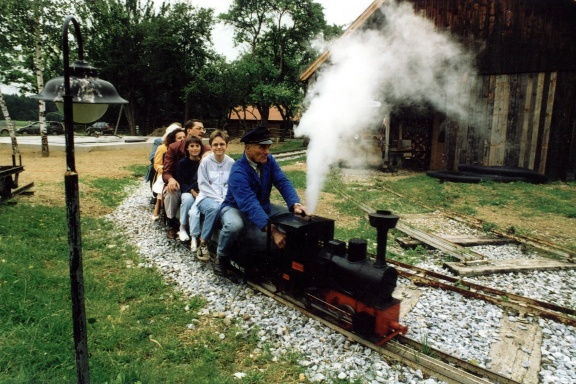 Wohnmobilstellplatz: Wirtshaus zur Minidampfbahn