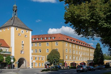 Wohnmobilstellplatz: Oberes Stadttor mit Schloss - Fischer-Huber-Parkplatz