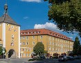 Wohnmobilstellplatz: Oberes Stadttor mit Schloss - Fischer-Huber-Parkplatz