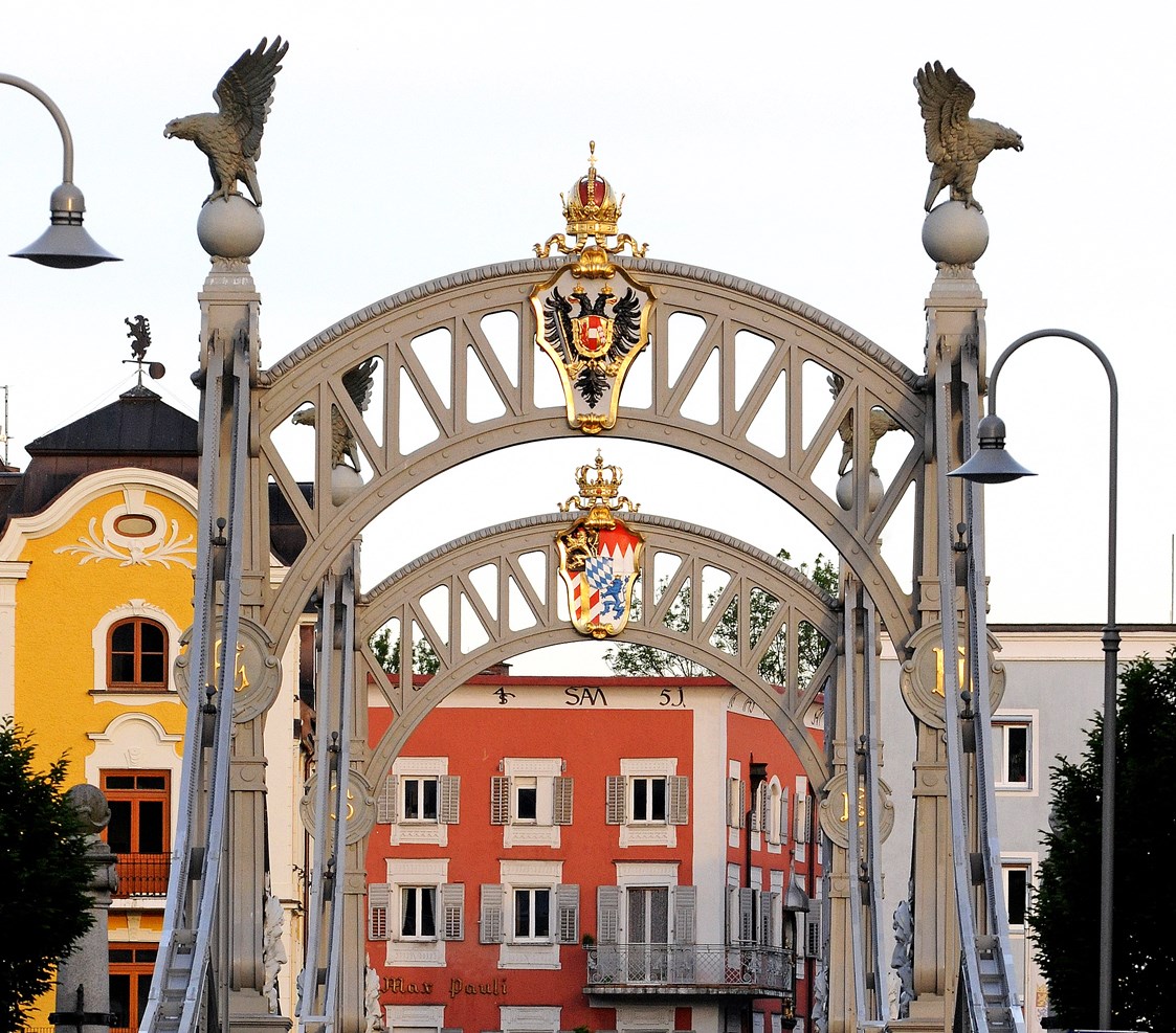 Wohnmobilstellplatz: Länderbrücke mit Kaiserkrone und Wappen von Österreich, sowie Königskrone von Bayern mit dem Bayrischen Wappen - Fischer-Huber-Parkplatz