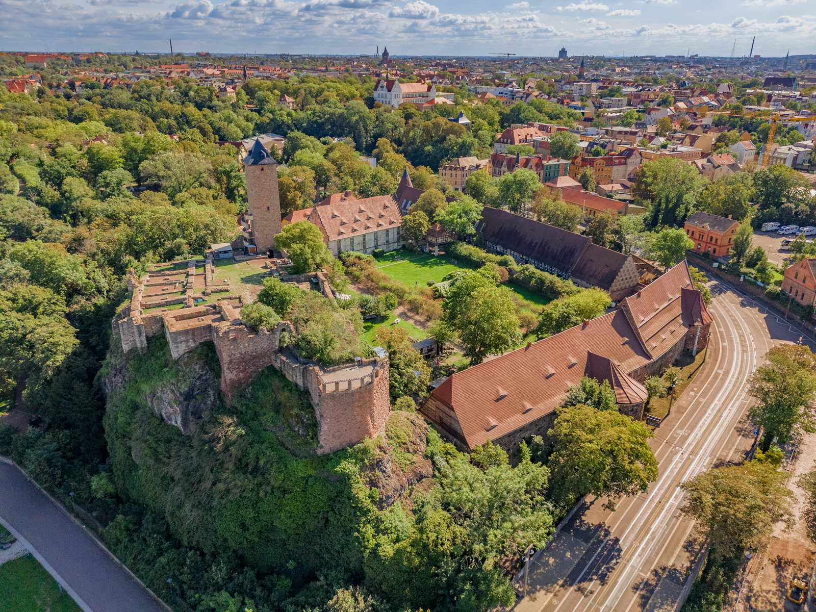 Wohnmobilstellplatz: Blick auf die Oberburg Giebichenstein (c) Stadtmarketing Halle (Saale) GmbH - Wohnmobilstellplatz an der Fährstraße