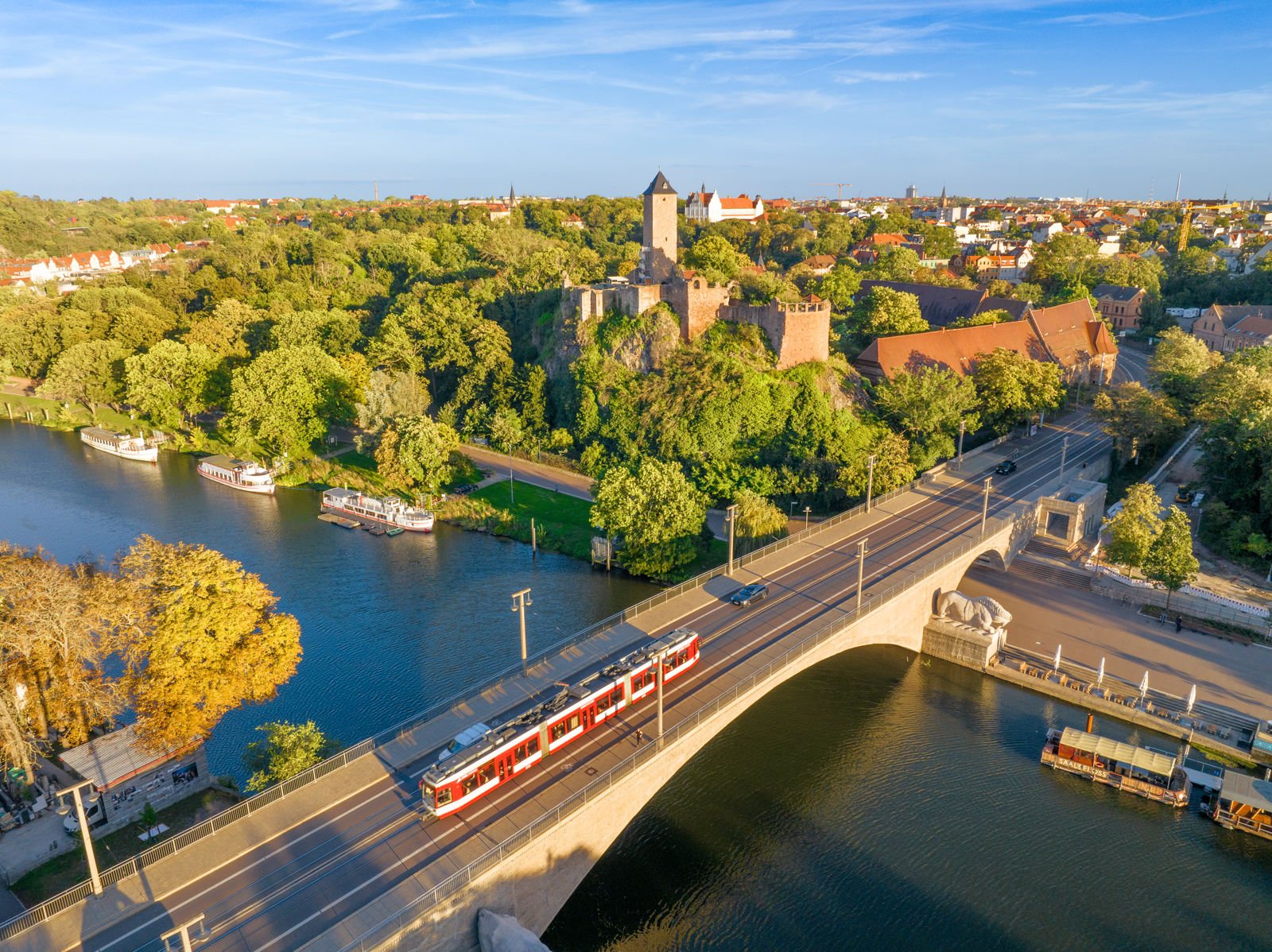 Wohnmobilstellplatz: Blick auf die Oberburg Giebichenstein mit Saale (c) Stadtmarketing Halle (Saale) GmbH - Wohnmobilstellplatz an der Fährstraße