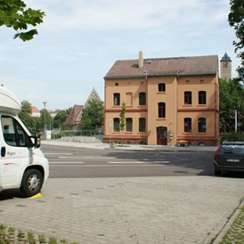 Wohnmobilstellplatz: Blick auf Infozentrum mit öffentlichem WC (c) Stadtmarketing Halle (Saale) GmbH, www.halle-tourismus.de  - Wohnmobilstellplatz an der Fährstraße