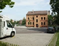 Wohnmobilstellplatz: Blick auf Infozentrum mit öffentlichem WC (c) Stadtmarketing Halle (Saale) GmbH, www.halle-tourismus.de  - Wohnmobilstellplatz an der Fährstraße