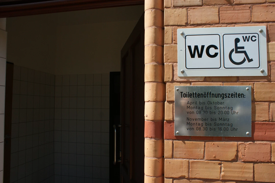 Wohnmobilstellplatz: Öffnungszeiten WC  (c) Stadtmarketing Halle (Saale) GmbH, www.halle-tourismus.de  - Wohnmobilstellplatz an der Fährstraße