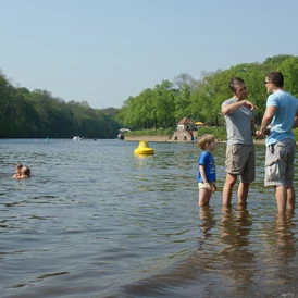 Wohnmobilstellplatz: Saale mit Badestrand der Ochsenbrücke, Riveufer (c) Stadtmarketing Halle (Saale) GmbH - Wohnmobilstellplatz an der Fährstraße