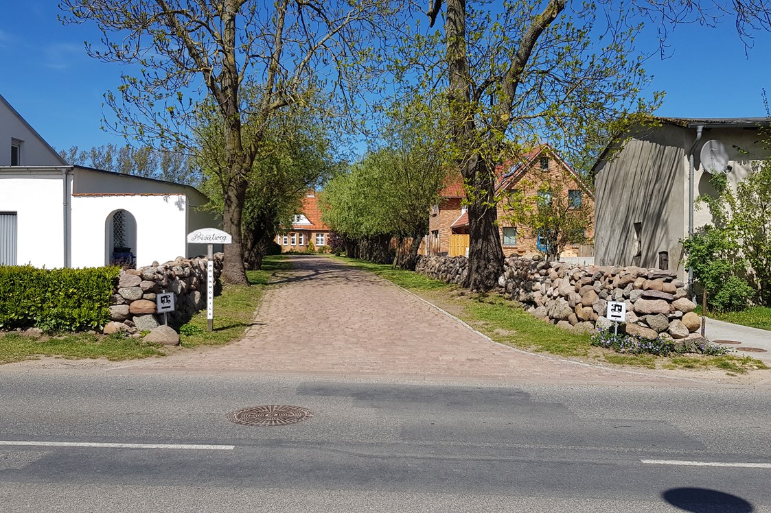 Wohnmobilstellplatz: Die Einfahrt zum Stellplatz   <<  >>           

The entrance to the parking space - Stellplatz im Grünen der Fa. Stuhr