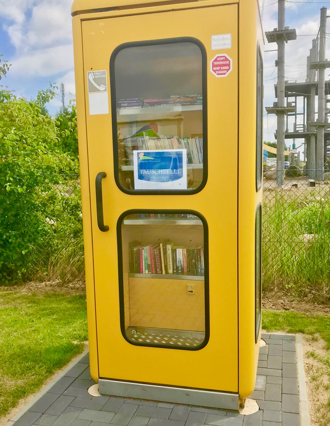 Wohnmobilstellplatz: Büchertausch in alter gelber Telefonzelle - Stellplatz Elmenhorst