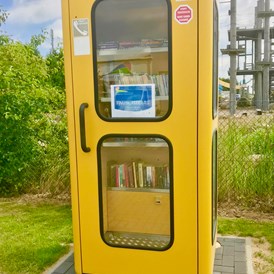 Wohnmobilstellplatz: Büchertausch in alter gelber Telefonzelle - Stellplatz Elmenhorst