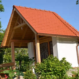 Wohnmobilstellplatz: Genießen Sie den ruhigen  Sitzplatz bei der Hauskapelle. - Weinerlebnis, Abhofverkauf Deutsch- Maier, Wildbachberg 16 an der Schilcherweinstrasse 