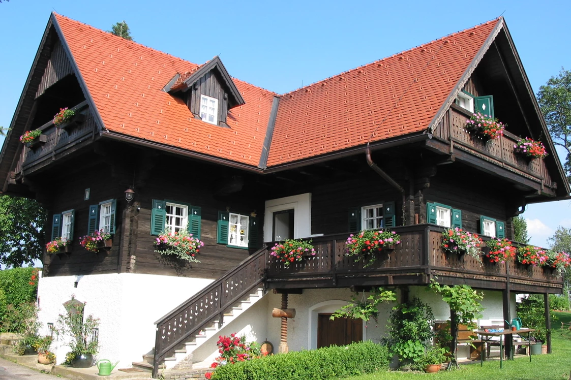 Wohnmobilstellplatz: Hier wohnt unsere Familie. Weststeirisches Haus aus 1769 - unmittelbar am Stellplatz. - Weinerlebnis, Abhofverkauf Deutsch- Maier, Wildbachberg 16 an der Schilcherweinstrasse 