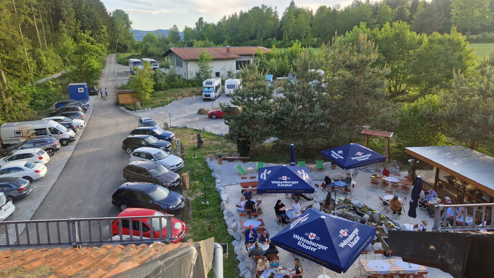 Wohnmobilstellplatz: Biergarten, Parkplätze und die Stellplätze im Hintergrund - pfefferHÄUSL Hotelpension · Restaurant · Camping - Infrastruktur