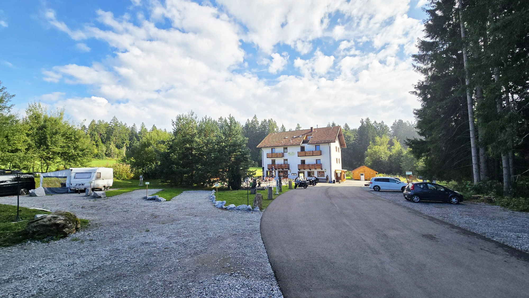 Wohnmobilstellplatz: Zufahrt zur Hotelpension mit Stellplätzen - pfefferHÄUSL Hotelpension · Restaurant · Camping