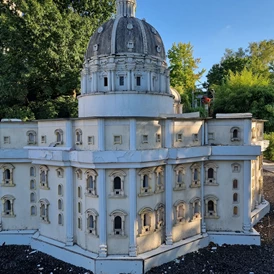 Wohnmobilstellplatz: Miniaturen im Park - Reisemobilhafen Bexbach