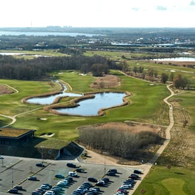 Wohnmobilstellplatz: The stellplatz and the stunning surroundings at CPH Autocamp from above. - CPH Autocamp