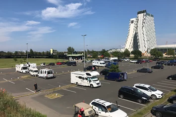 Wohnmobilstellplatz: View over the stellplatz with guests. - CPH Autocamp