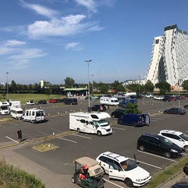 Wohnmobilstellplatz: View over the stellplatz with guests. - CPH Autocamp
