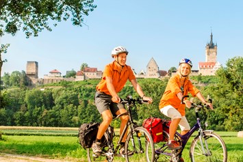 Wohnmobilstellplatz: Bad Wimpfen: Radfahren am Fluss Neckar mit Blick auf Burgen - SRH Gesundheitszentrum