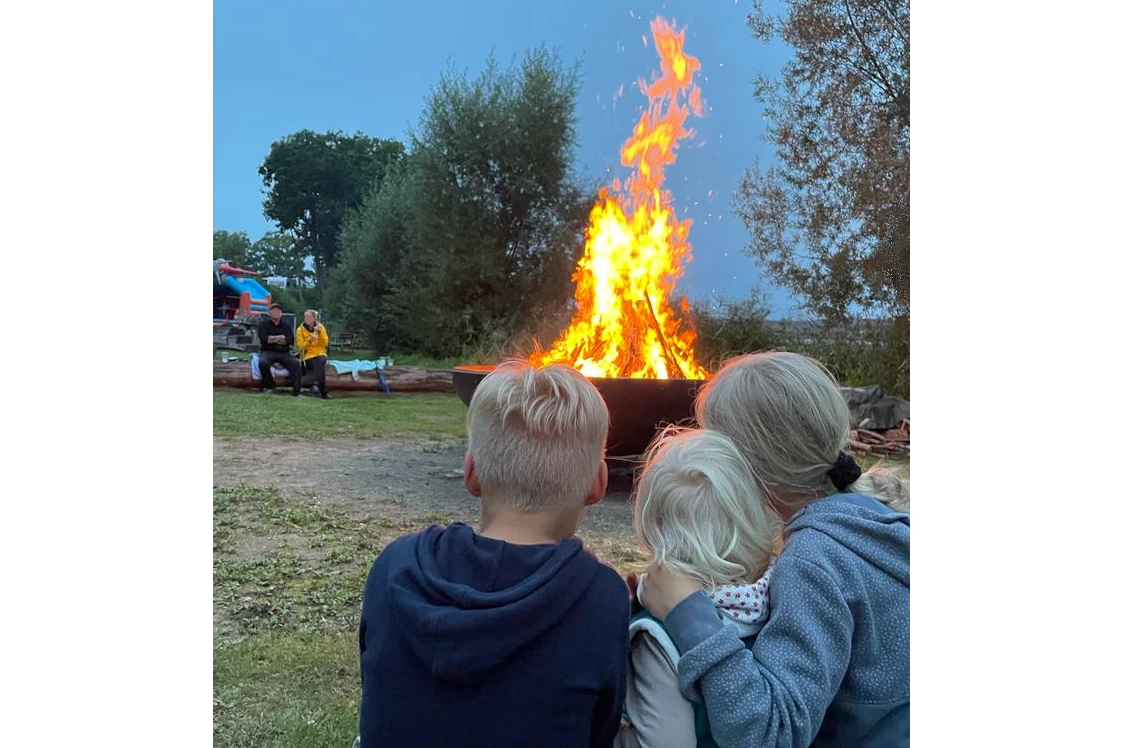 Wohnmobilstellplatz: Grillabend mit Feuerschale - Wohnmobilhafen am Luckower See