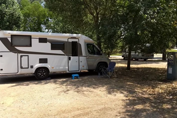 Wohnmobilstellplatz: Stellplatz mit Strom u. Wasseranschluss - Sparafucile Camper Park