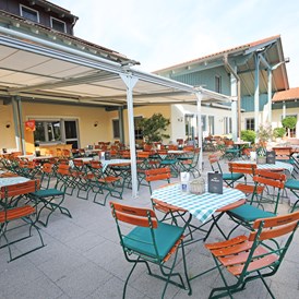 Wohnmobilstellplatz: Biergarten - Vilstaler Hof Landgasthof mit Hotel, Andreasstraße 2, D-94405 Rottersdorf bei Landau a. d. Isar im Herzen Niederbayern's heisst alle Gäste herzlich Willkommen! "Ankommen & Wohlfühlen"! Der Vilstaler Hof ist ruhig gelegen und dennoch nur drei Autominuten von der Bundesstraße B20 entfernt. Alle Räume sind barrierefrei. Die verschiedenen Tagungsräume verfügen über Tageslicht. Reichlich Parkplätze sind direkt am Vilstaler Hof vorhanden. Der Biergarten lädt bei warmen Temperaturen zum Verweilen ein, ein Kinderspielplatz ist vorhanden. Für Wohnmobile gibt es Stellplätze. Die direkte Lage am Vilstalradweg verbindet die Sehenswürdigkeiten für Radfahrer. Kommen Sie vorbei, die junge bayerische Genussküche verwöhnt Ihren Gaumen mit leckeren Gerichten! DasTeam vom Vilstaler Hof freut sich auf Ihren Besuch! www.vilstalerhof.de auch auf Facebook, Youtube, Twitter und Instagram #vilstalerhof - Stellplatz am Vilstaler Hof