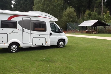 Wohnmobilstellplatz: Unser Grillplatz, direkt auf dem Stellplatz. - Wohnmobil- & Caravanstellplatz am Hotel Forstmeister