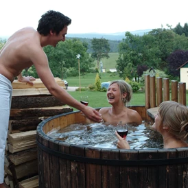 Wohnmobilstellplatz: Das Baden in unseren Holzzubern, inmitten wunderschöner erzgebirgischer Natur. - Wohnmobil- & Caravanstellplatz am Hotel Forstmeister