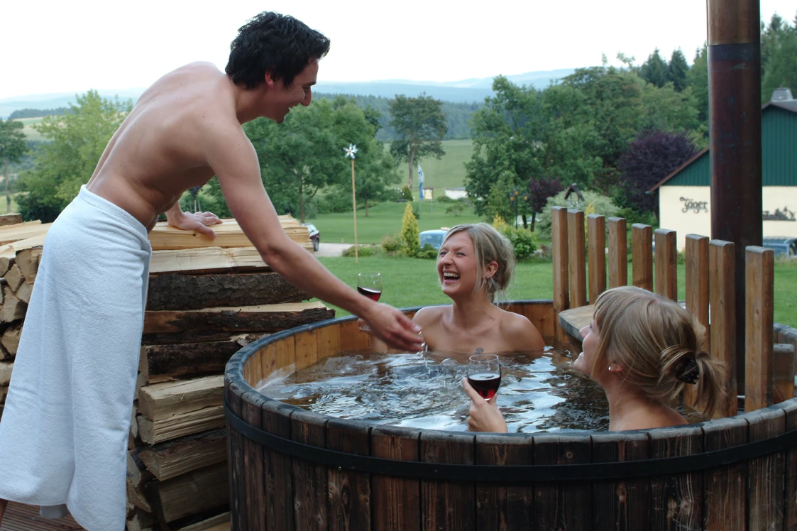 Wohnmobilstellplatz: Das Baden in unseren Holzzubern, inmitten wunderschöner erzgebirgischer Natur. - Wohnmobil- & Caravanstellplatz am Hotel Forstmeister