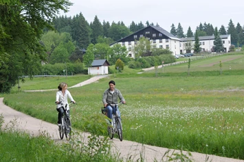 Wohnmobilstellplatz: In naher Umgebung gibt es viele Radstrecken und Wanderwege. Im Hintergrund sieht man das dazugehörige Hotel Forstmeister. - Wohnmobil- & Caravanstellplatz am Hotel Forstmeister